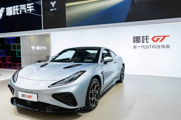 惠州53哪吒汽车在智能汽车领域的表现，领途汽车在新能源汽车市场中的影响力